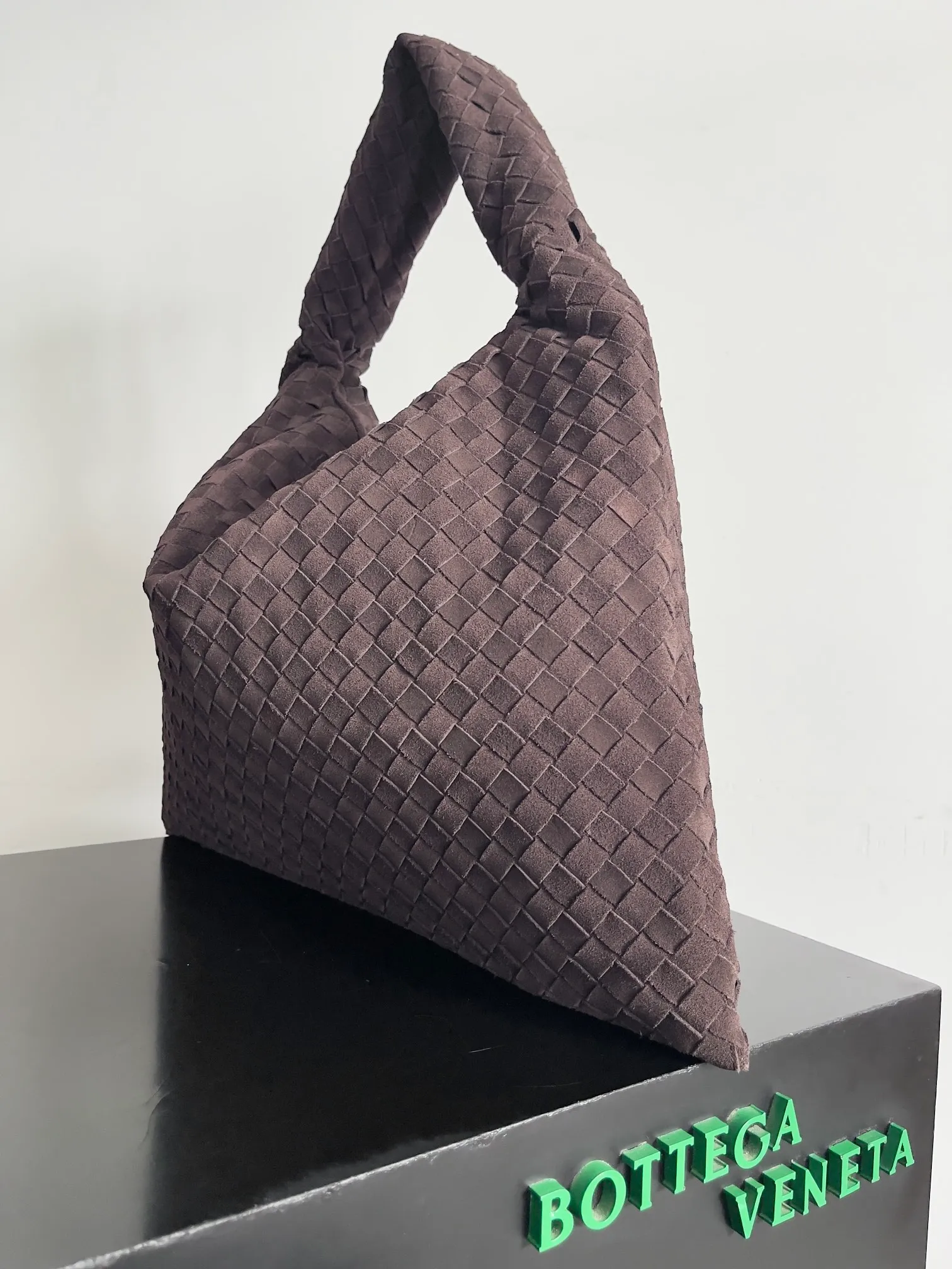 Batch 2160 Recently, I seem to be obsessed with this bag from BV~ The new Hop is really not too beautiful. The whole bag has no seams. The bag body and handles are made of one piece of leather. It embodies the style and essence of Bottega Veneta. It truly represents craftsmanship and creativity. The large size has a very loose and lazy upper body. Big bag lovers will definitely not regret buying it. Style number: 763970 Size: 53*24*13